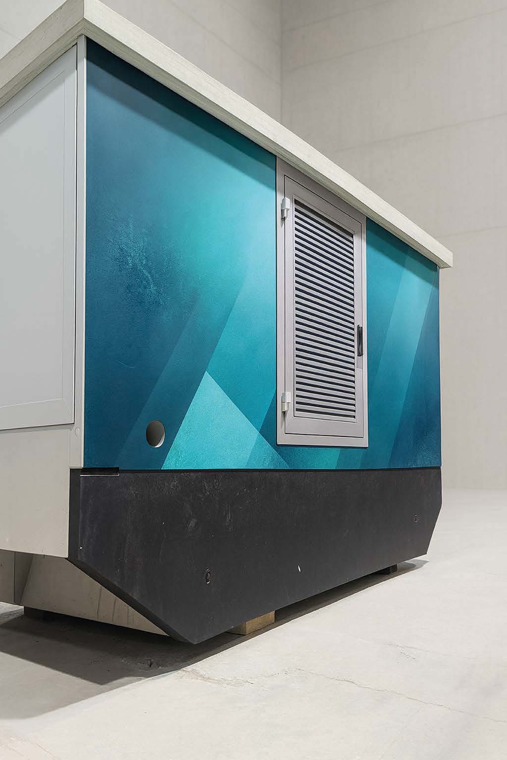 Trafo-Kompaktstation mit Lüftungstür aus Aluminium & modernem Designanstrich in türkisblau